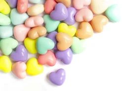 50 grosses perles en plastique - cœurs couleur pastel - 15x17 mm