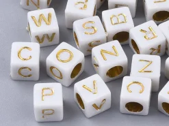 200 mini perles carrées - cubes en plastique - lettres alphabet - blanc et doré - 4,5 mm