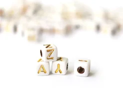 200 mini perles carrées - cubes en plastique - lettres alphabet - blanc et doré - 4,5 mm
