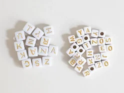200 mini perles carrées - cubes en plastique - lettres alphabet - blanc et doré - 4,5 mm