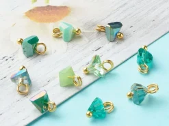 10 pendentifs en verre irisé - forme triangulaire - tons verts - 8 x 6 mm