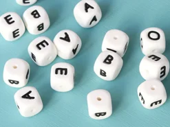 1 perle carré 12 mm en silicone - Lettre J