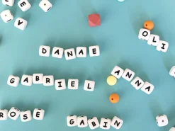 1 perle carré 12 mm en silicone - Lettre J
