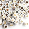 200 perles carrées - cubes en plastique - lettres alphabet - doré et blanc - 6 mm