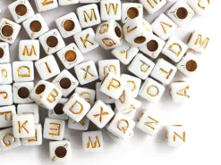 200 perles carrées - cubes en plastique - lettres alphabet - doré et blanc - 6 mm