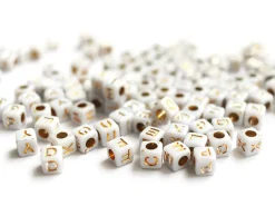 200 perles carrées - cubes en plastique - lettres alphabet - doré et blanc - 6 mm