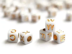200 perles carrées - cubes en plastique - lettres alphabet - doré et blanc - 6 mm