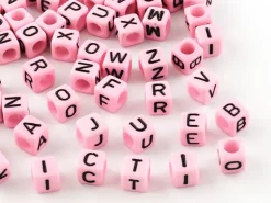 200 perles carrées en plastique - lettres alphabet - rose et noir
