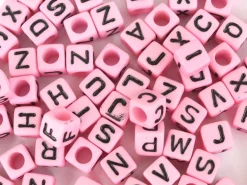 200 perles carrées en plastique - lettres alphabet - rose et noir