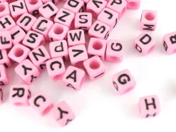 200 perles carrées en plastique - lettres alphabet - rose et noir