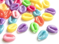 50 perles coquillages cauri en plastique - multicolore