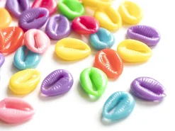 50 perles coquillages cauri en plastique - multicolore