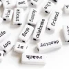 50 perles en plastique - mots - noir et blanc