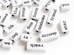 50 perles en plastique - mots - noir et blanc