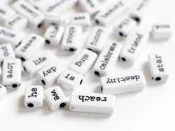 50 perles en plastique - mots - noir et blanc