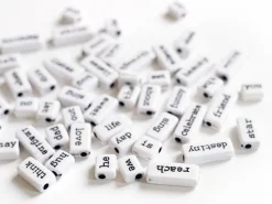 50 perles en plastique - mots - noir et blanc