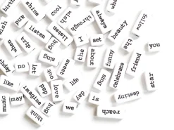 50 perles en plastique - mots - noir et blanc