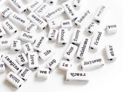 50 perles en plastique - mots - noir et blanc