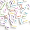 50 perles en plastique - mots multicolore