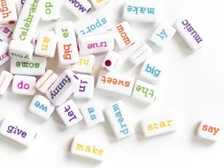 50 perles en plastique - mots multicolore