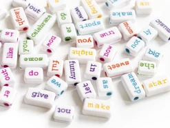 50 perles en plastique - mots multicolore