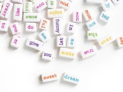 50 perles en plastique - mots multicolore