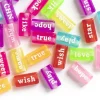 50 perles en plastique - mots flashy multicolore