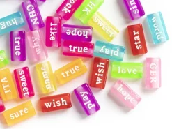 50 perles en plastique - mots flashy multicolore