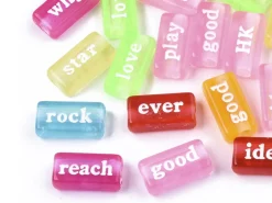 50 perles en plastique - mots flashy multicolore