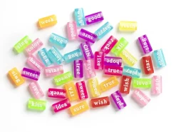 50 perles en plastique - mots flashy multicolore