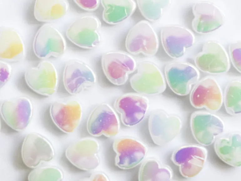 50 perles en plastique - cœurs nacrés - 8 mm
