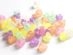 50 perles en plastique - cœurs - phosphorescent / brille dans le noir