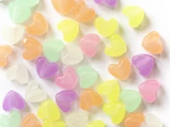 50 perles en plastique - cœurs - phosphorescent / brille dans le noir
