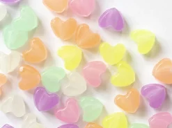 50 perles en plastique - cœurs - phosphorescent / brille dans le noir