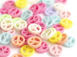 50 perles en plastique - peace and love - pastelles