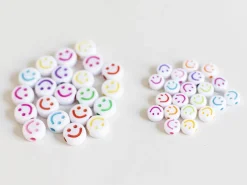 20 perles en plastique rondes symbole sourire - blanc et multicolore - 10 mm
