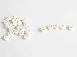 20 perles en plastique rondes symbole sourire - blanc et doré - 7 mm