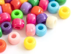 100 perles en plastiques basiques pour enfants - couleurs vives - 9x6 mm