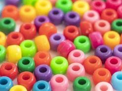 100 perles en plastiques basiques pour enfants - couleurs vives - 9x6 mm
