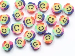 20 perles fleur sourire en pâte polymère - 9 mm