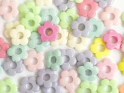 50 perles fleurs évidées en plastique - multicolore