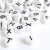 200 perles lettres alphabet en forme de coeur - noires et blanches