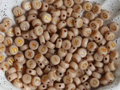 200 perles lettres dorées – Avoine