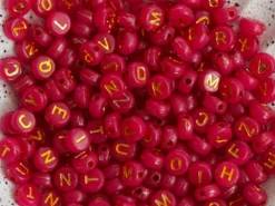 200 perles lettres dorées – rouge cerise