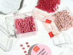 200 perles lettres dorées – rouge cerise