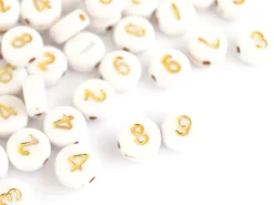 200 perles rondes en plastique - chiffres - blanches et dorées