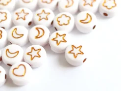 20 perles rondes en plastique - mix fleurs, étoiles et cœur - doré et blanc