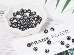 20 perles rondes en plastique - cœurs - noir et blanc