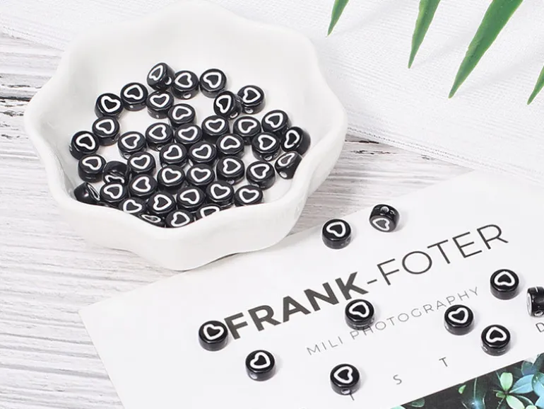 20 perles rondes en plastique - cœurs - noir et blanc