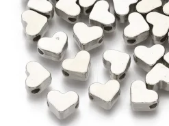 50 petites perles en plastique - cœurs argentés